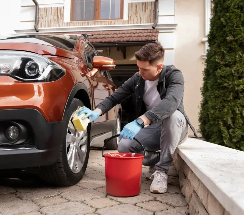 Lavage auto à domicile Lestrade-et-Thouels : professionnel intervenant sur un véhicule